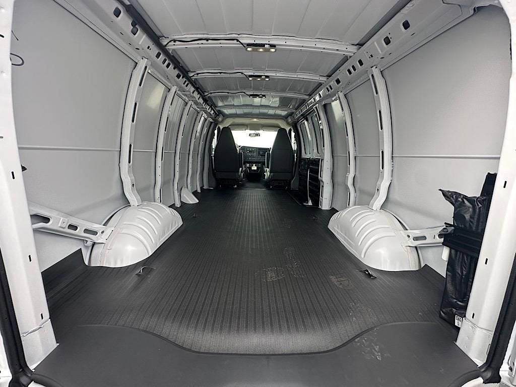 2025 Chevrolet Express Cargo 3500 WT