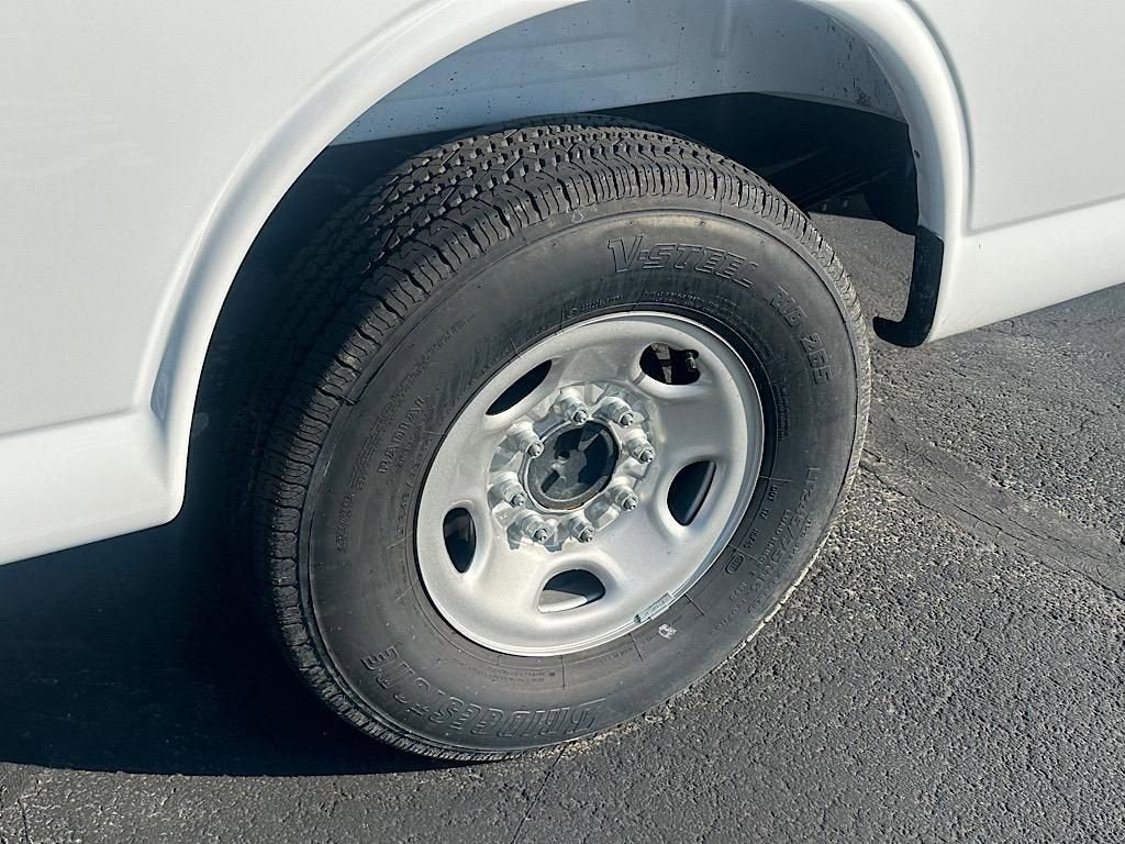 2025 Chevrolet Express Cargo WT