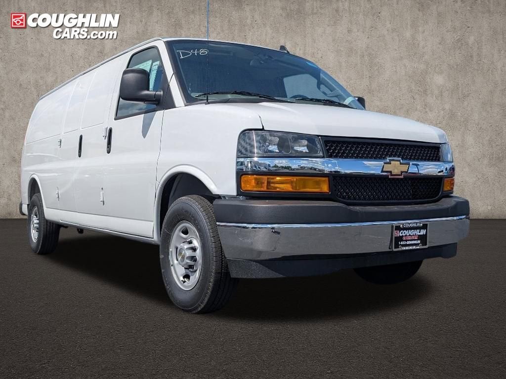 2025 Chevrolet Express Cargo 3500 WT