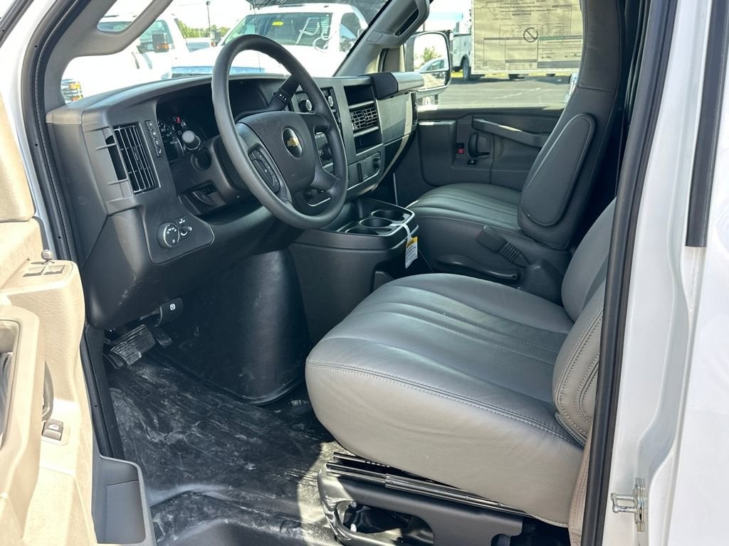 2025 Chevrolet Express Cargo WT