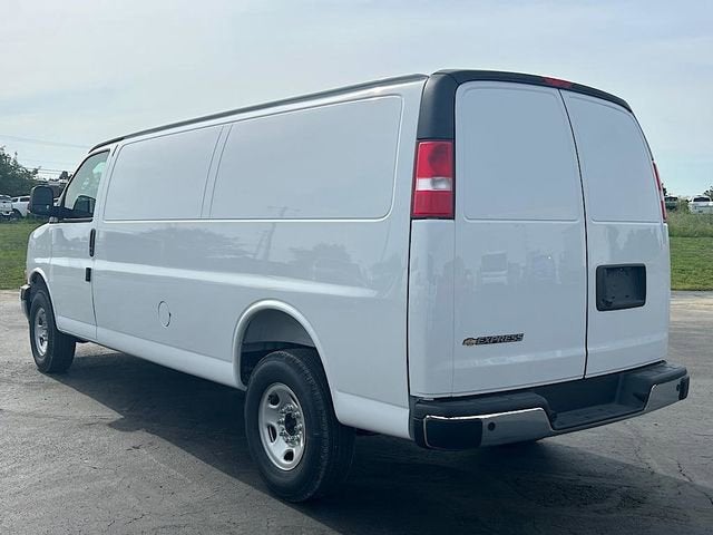 2025 Chevrolet Express Cargo WT